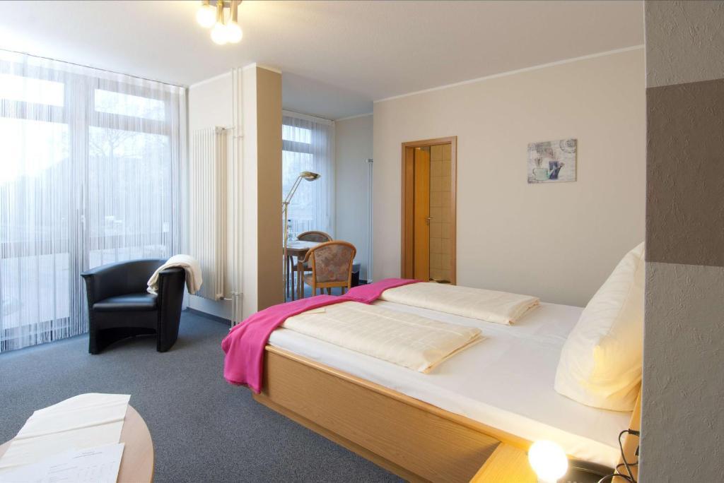 Hotel Garni Am Goetheplatz Bad Münster am Stein-Ebernburg Rum bild